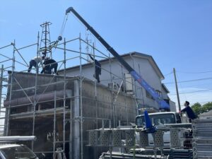 工場のスレート屋根の雹害